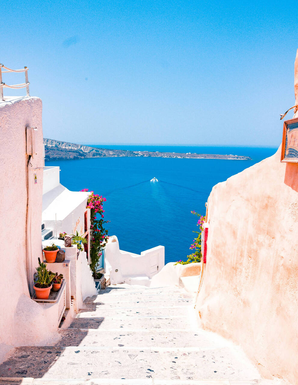 Imagen de un día precioso en Grecia en la que un barco se aleja al horizonte